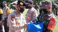 Personil TNI/Polri serahkan bantuan paket sembako.