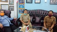 Kepala Kantor Ombudsman Perwakilan Sulbar, Lukman Umar. bersama Kepala Dinas PMD Mamuju