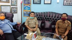 Kepala Kantor Ombudsman Perwakilan Sulbar, Lukman Umar. bersama Kepala Dinas PMD Mamuju