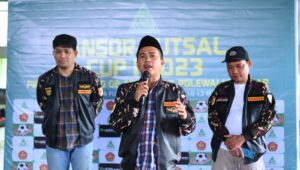 Dari kiri : Anggota DPRD Provinsi Sulbar, Risbar Berlian Ketua PC GP Ansor Polman, Busyra Baharuddin dan Kasat Korcab Banser Polman, Muh.Rudi Fair, saat pembukaan Futsal Cup I GP Ansor Polman.(Dok : Ist)