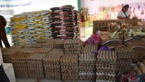 Pelaksanaan gerakan pangan murah di Lapangan Ahmad Kirang Kabupaten Mamuju, yang dilaksanakan Pemprov Sulbar.