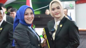 Ketua DPRD Sulbar, Suraidah Suhardi bersama anggota DPRD Sulbar, Fitriani.