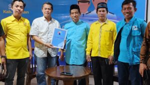 Diwakili LO nya, Bacalon Bupati Polman Syamsul Mahmud saat mengambil formulir di Partai Gelora.