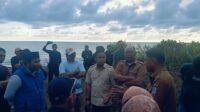 Warga-Desa-Lebani-Protes-Penggunaan-Jalan-Umum-oleh-Tambang-DPRD-Sulbar-Lakukan-Peninjauan-22-April-2025-2-1080x810