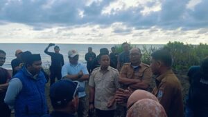 Warga-Desa-Lebani-Protes-Penggunaan-Jalan-Umum-oleh-Tambang-DPRD-Sulbar-Lakukan-Peninjauan-22-April-2025-2-1080x810