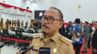 Gubernur-Sulawesi-Barat-Suhardi-Duka-saat-diwawancarai-tribun-sulbarcom-di-DPRD-Sulbar (1)